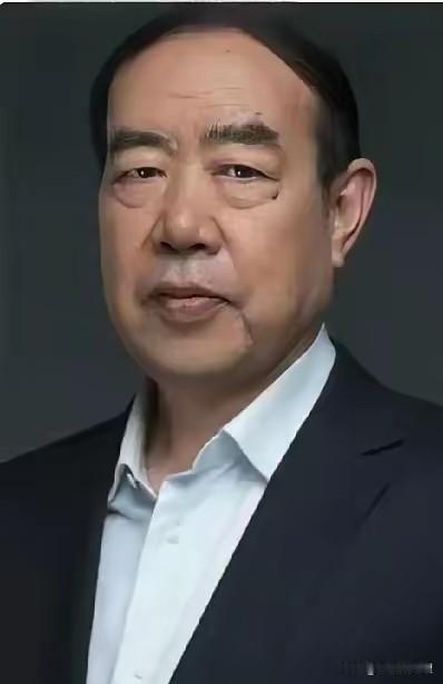 近期围绕贾平凹父女，文坛诸多争议持续引发网友讨论。其一，《延河》期刊更换沿用
