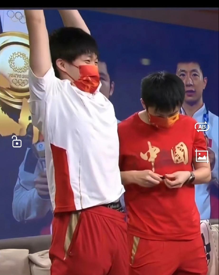 他俩太搞笑了，真是透明的一生呀，连裤衩都逃不过。发现他们习惯了裤子口袋里装很多东