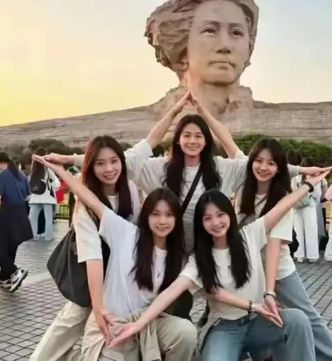 重庆有五个二十来岁的女孩，相约从重庆出发，专赴长沙橘子洲头，五人并肩站定，摆出五