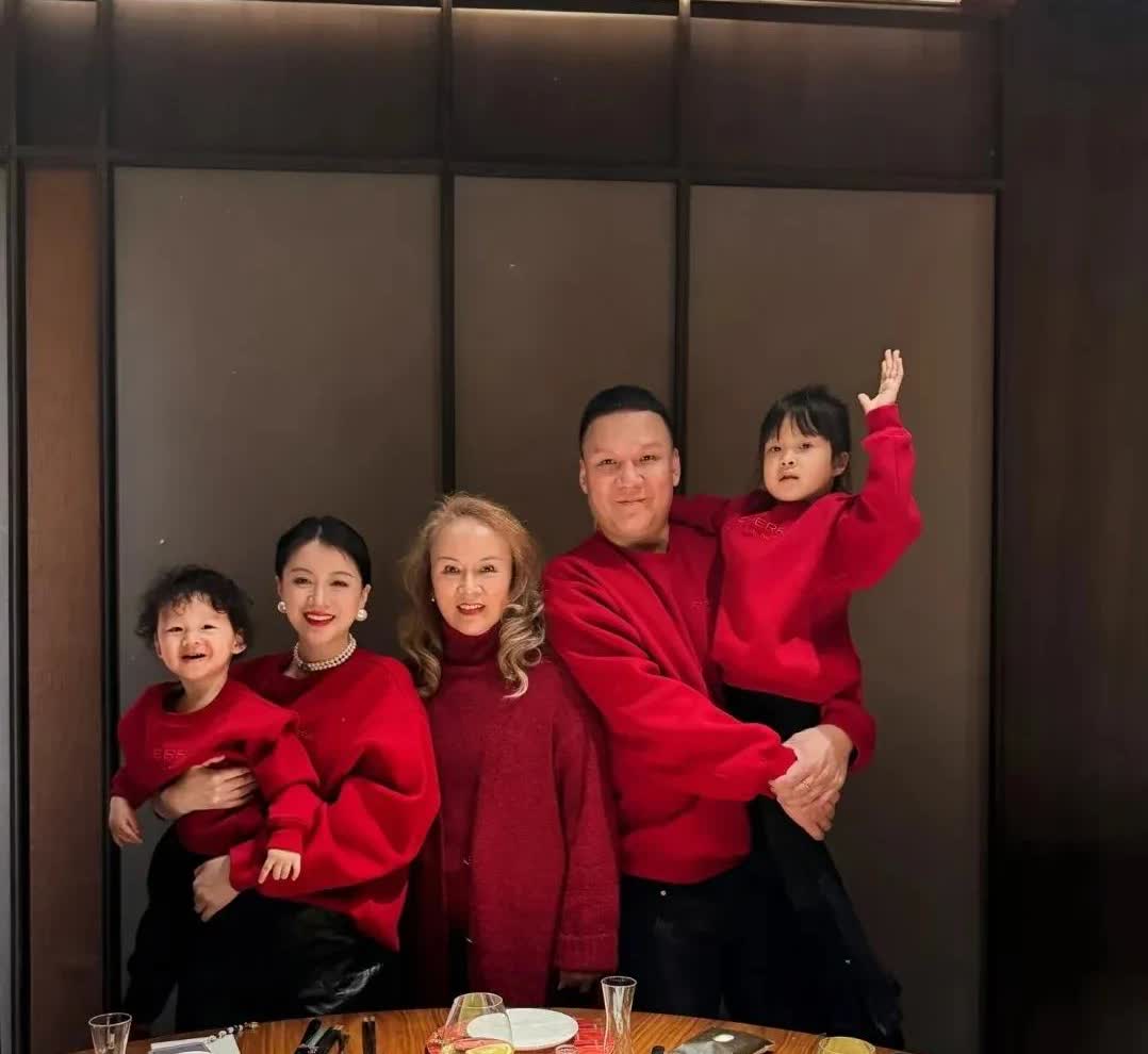 感觉李嘉格婆婆这个面相就不好惹而且是单亲妈妈也就是相当于把儿子当老公和把