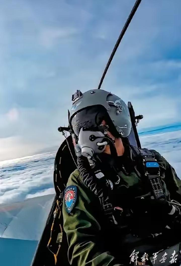 根据你提供的线索，并结合多家媒体的报道，我对2月18日中美战机在黄海对峙的事件细