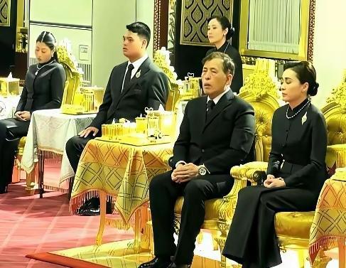 这泰国王室五人同框，表情有点意思！泰王玛哈、苏提达王后，诗妮娜贵妃、思梵蕊和提