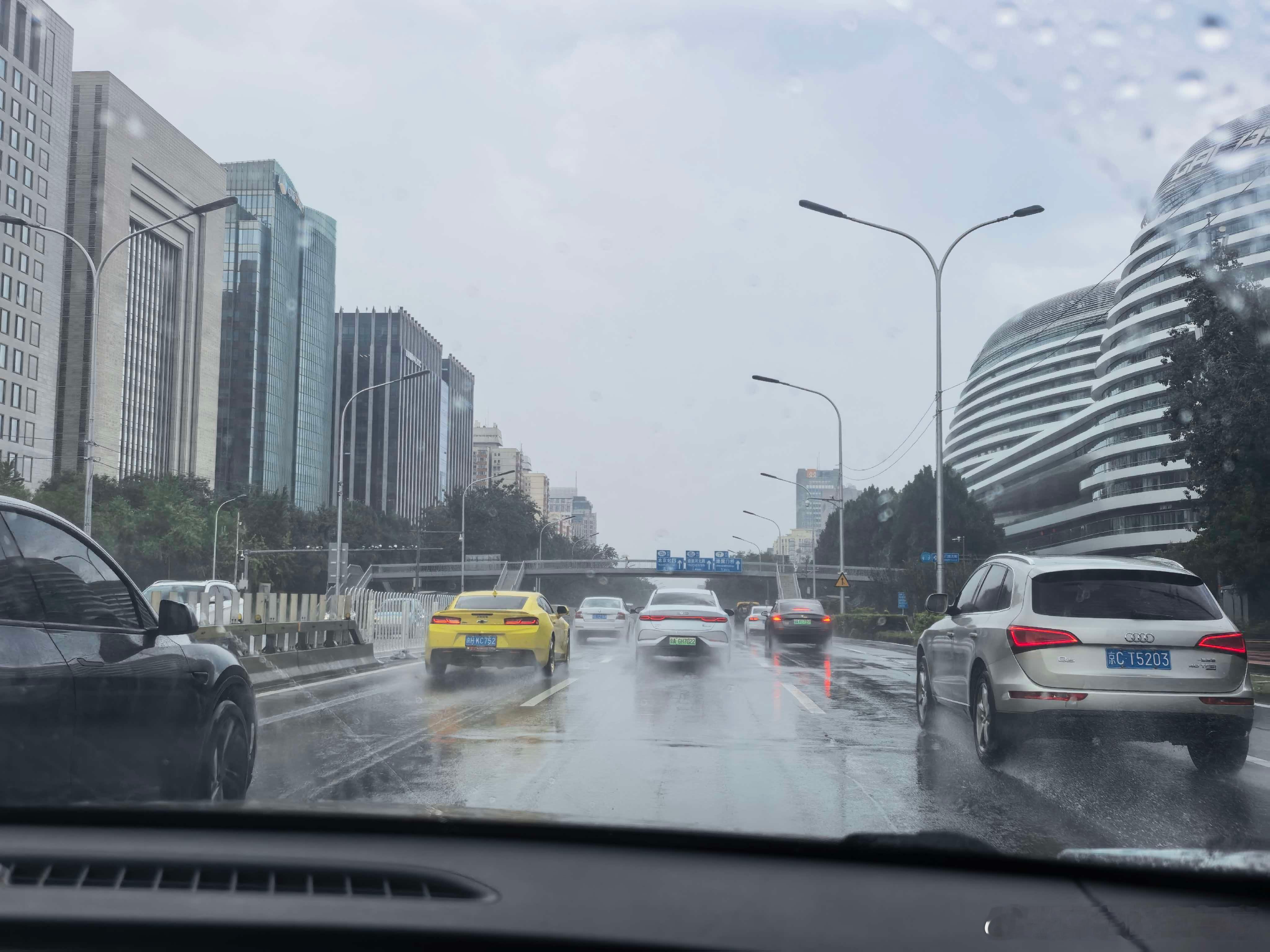 河南暴雨北京暴雨真是说下就下说停就停，这让人怎么出门