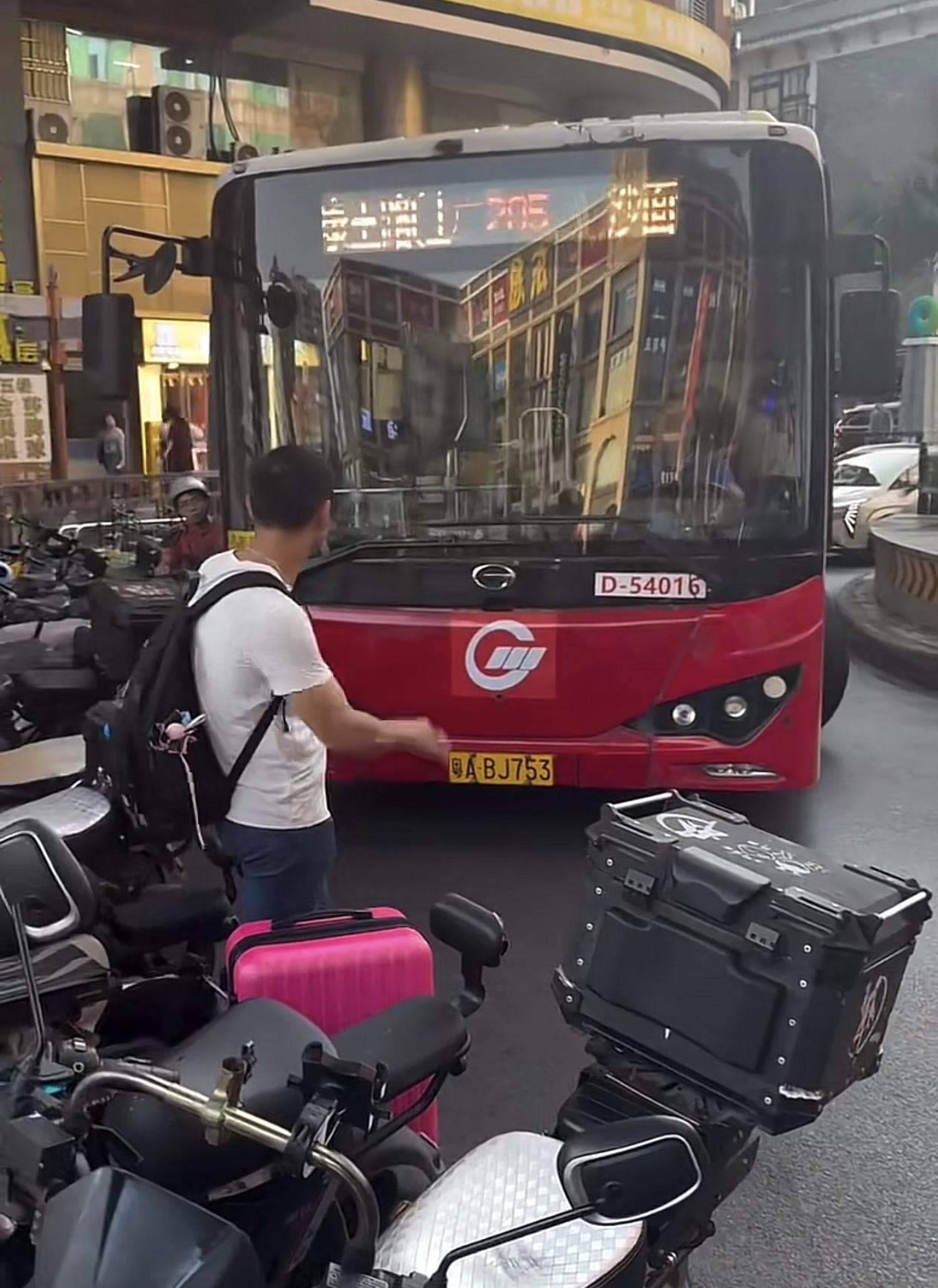 在广州，公交车司机脾气稍微暴躁一点，分分钟都有可能出大事！这是康王路荔湾广场