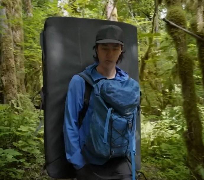 你以为顶流明星只摆pose？王一博在《长风破浪》片场搬垫子，视频砸出2亿阅读量