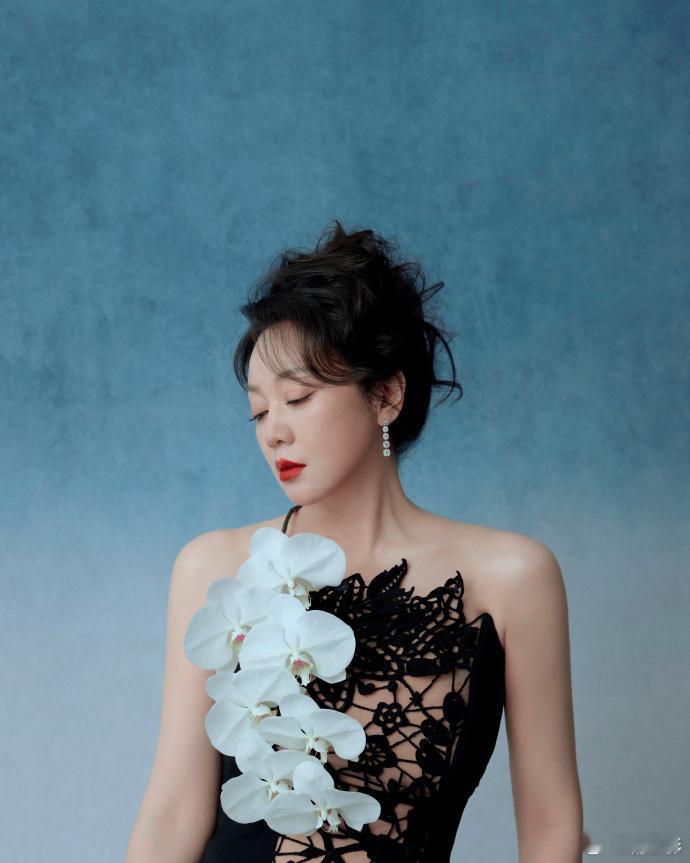 闫妮美我一跳闫妮抹胸小黑裙也真的是太好看了吧，咱们姐姐的美貌和颜值真的是美