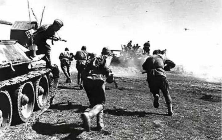 🌞1939年5月初，几个蒙古牧民放牧越界，遭到了日本军队的射杀，对此苏军边