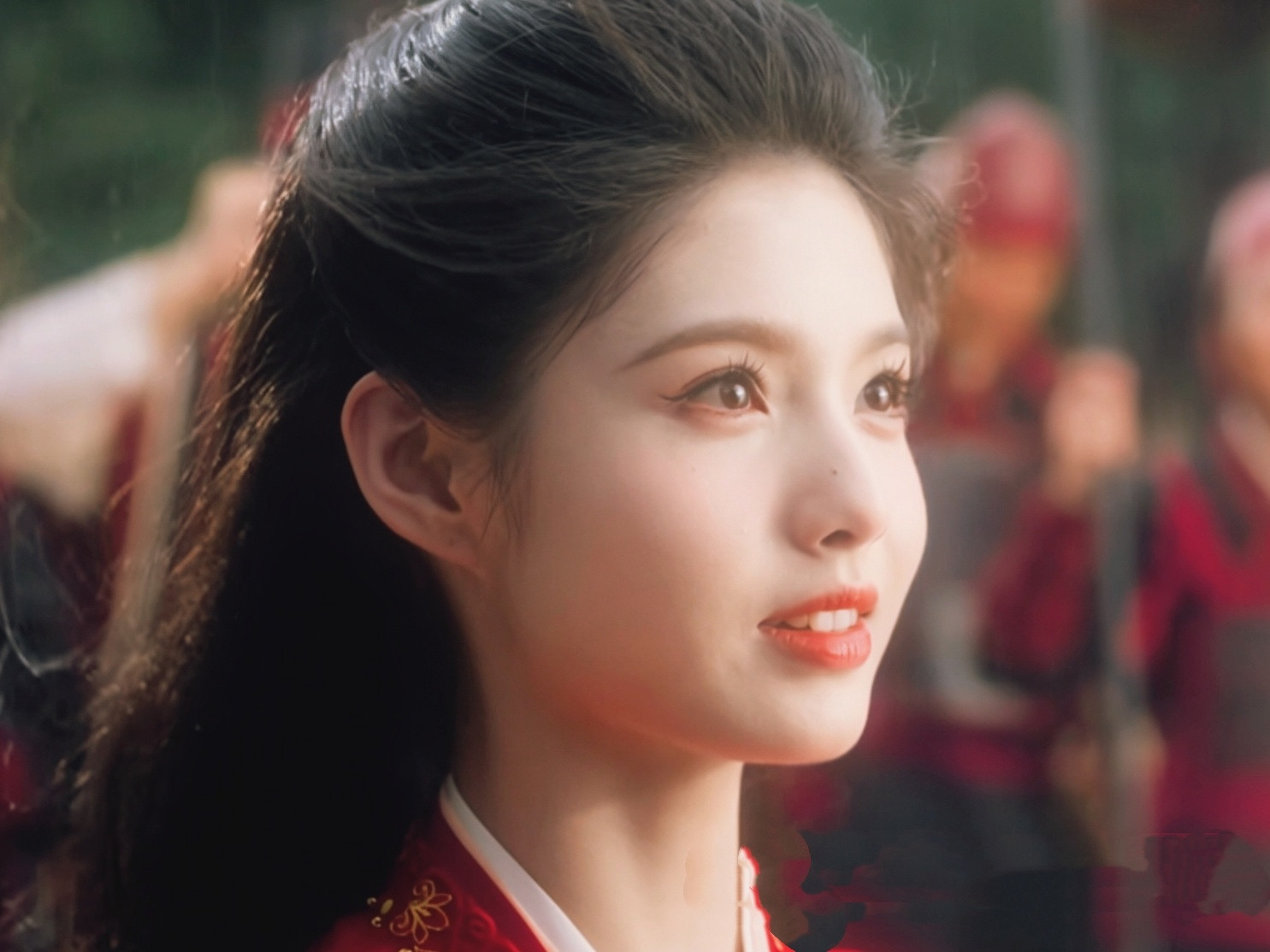 以《雀骨》这个剧的妆造、打光和摄影水平来说，艾米在剧里的可爱，主要是她本人是个圆
