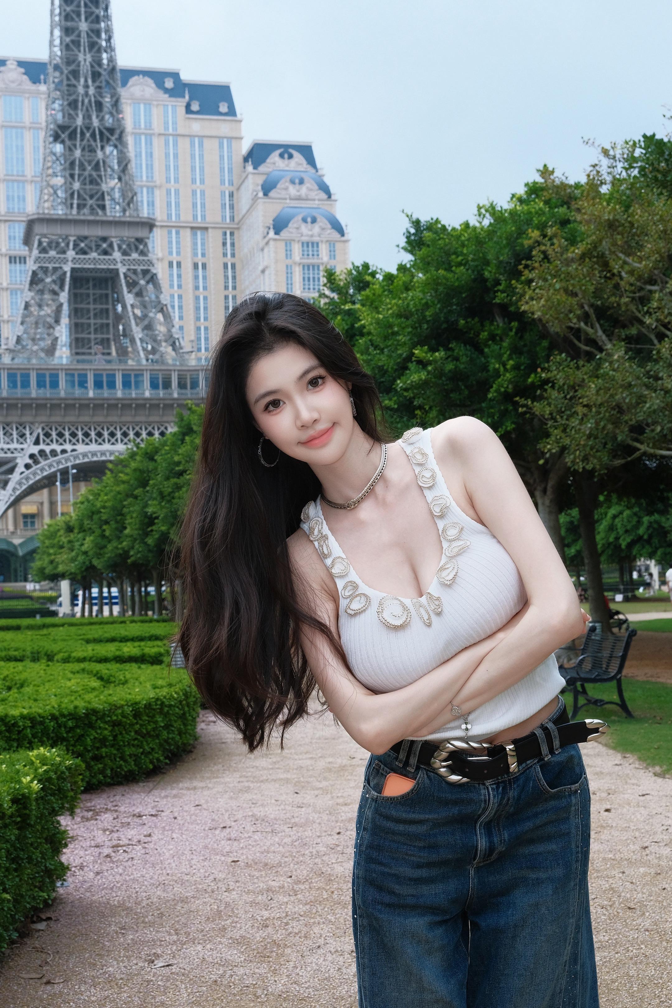一直微笑就好啦