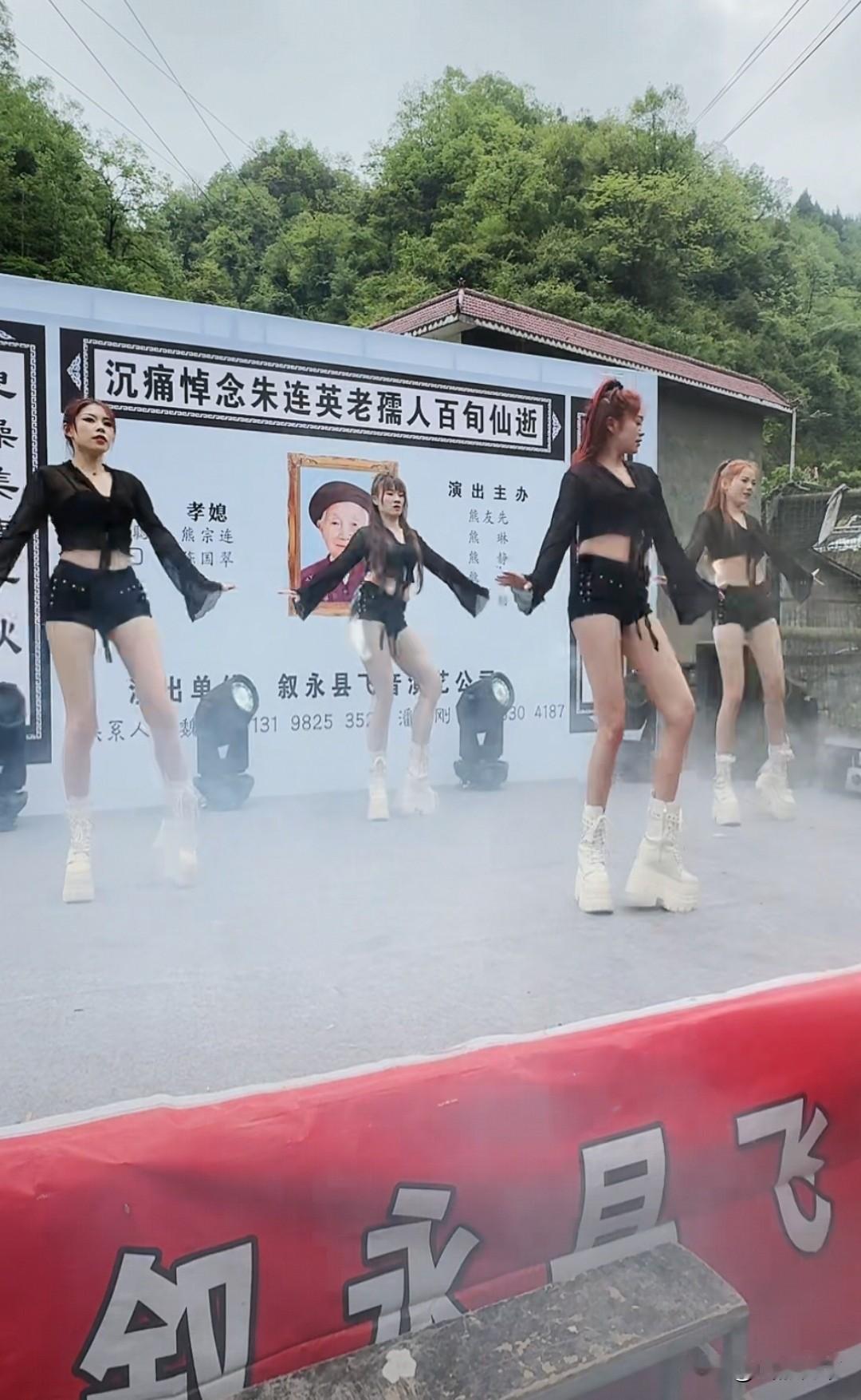 真是大开眼界，这是谁家大孝子啊，刚刚无意中刷到一个直播间，几个小姐姐在舞台上热舞