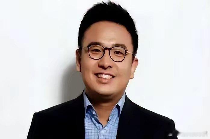2018年，张旭豪大手一挥，把自家公司打包卖了665亿给马云大佬，那时候他才33