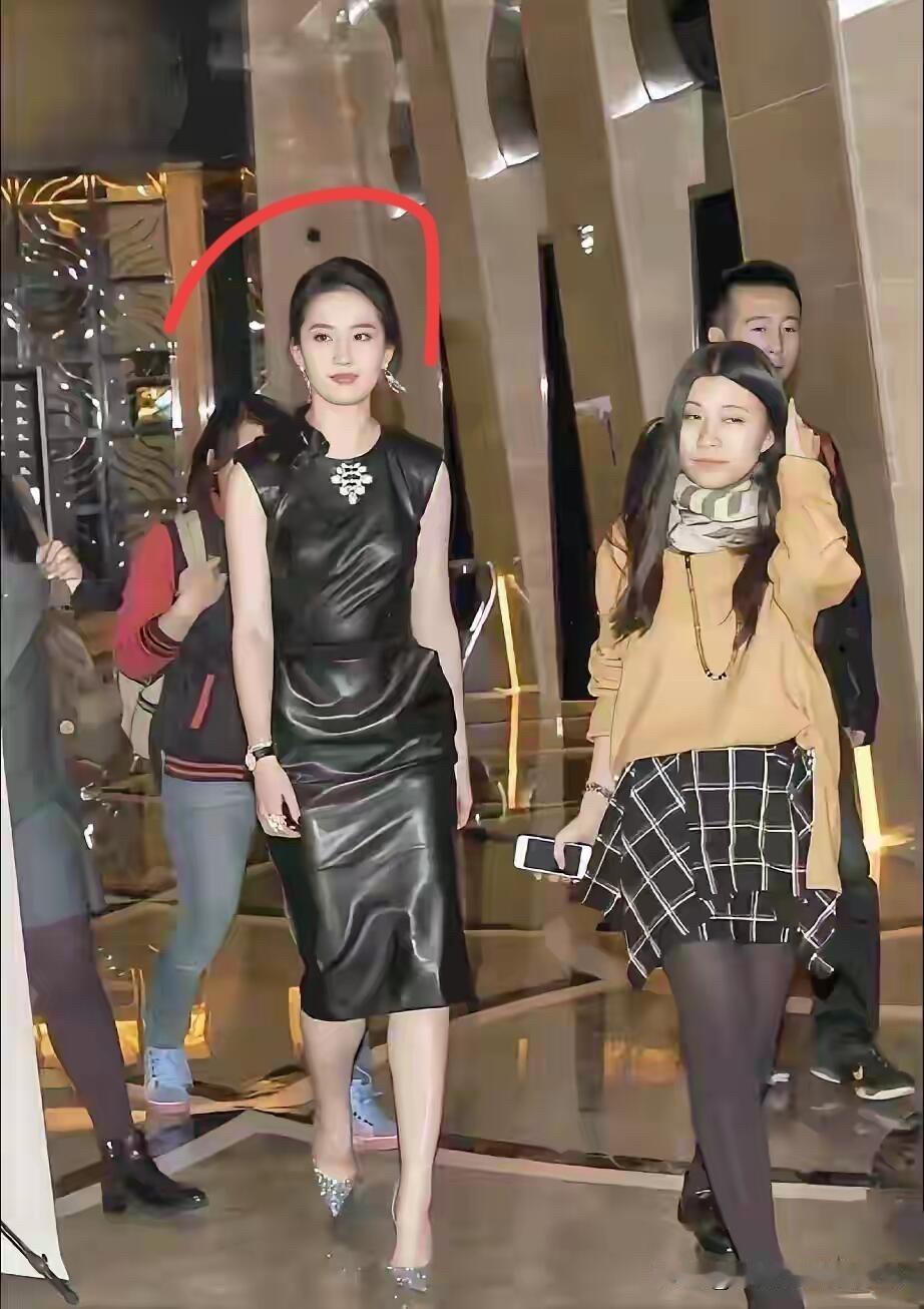 女神好高好迷人啊，走在商场里走路都带着风，气场十足，感觉看起来都比旁边的男生还要