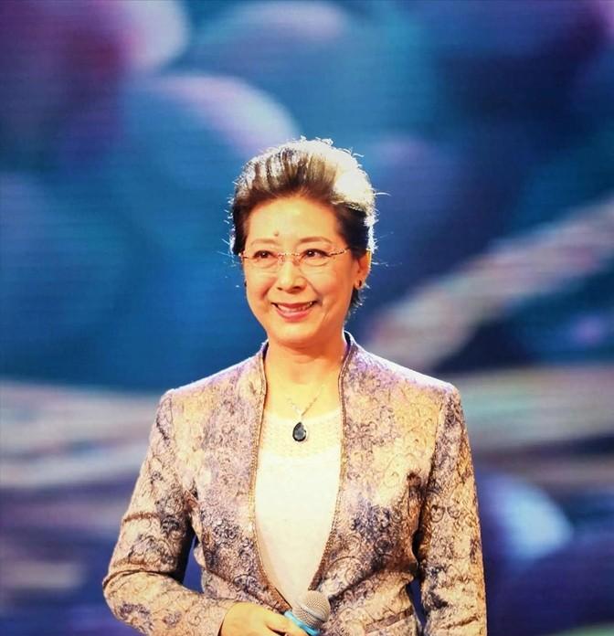 1990年的一天晚上，经历了丈夫无数次殴打后，著名歌唱家关牧村再也忍无可忍，看着
