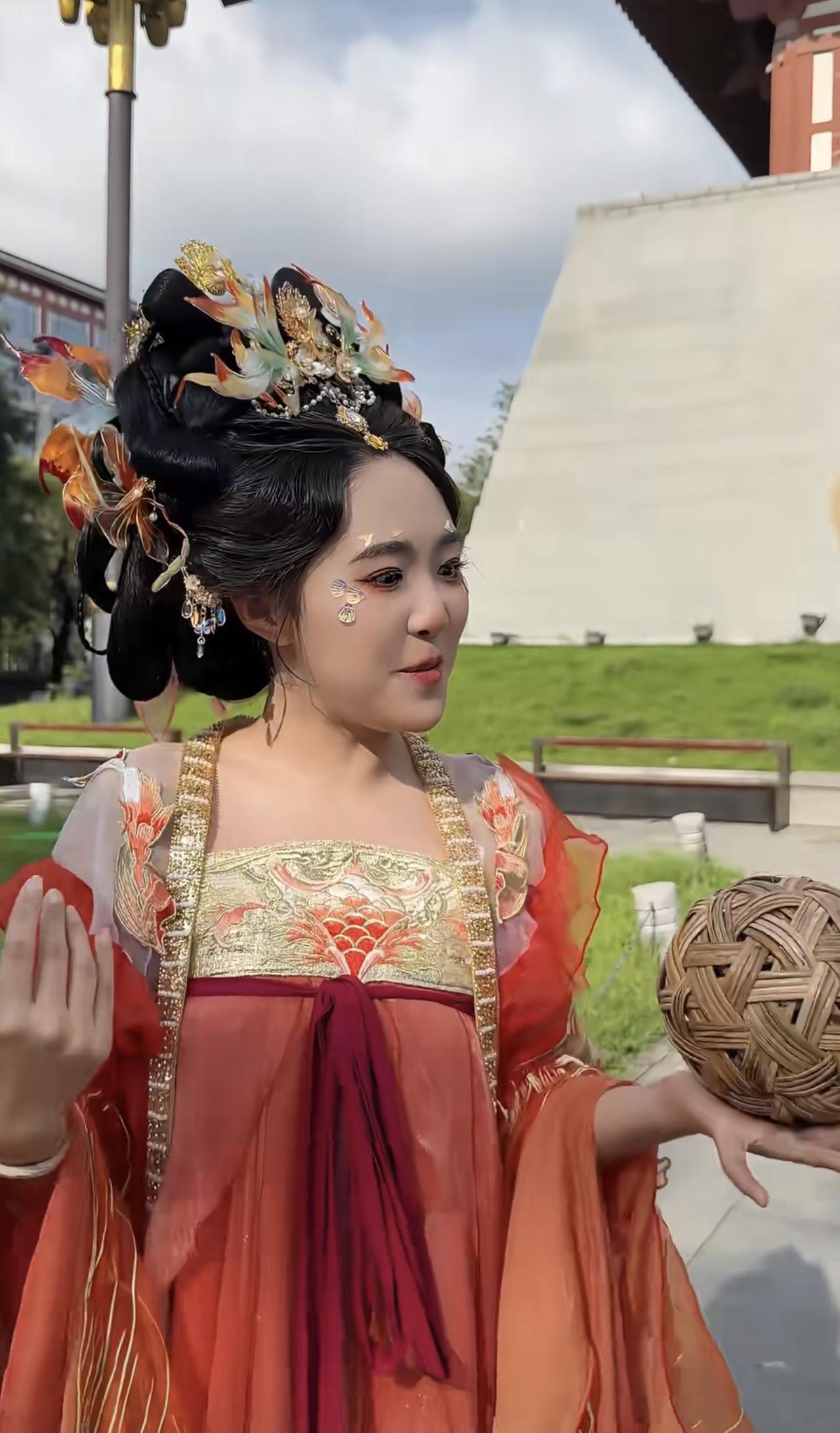 金龟子陪女儿一家去西安旅游，穿着汉服陪孩子们拍照，对女儿有求必应，和王宁都很疼独