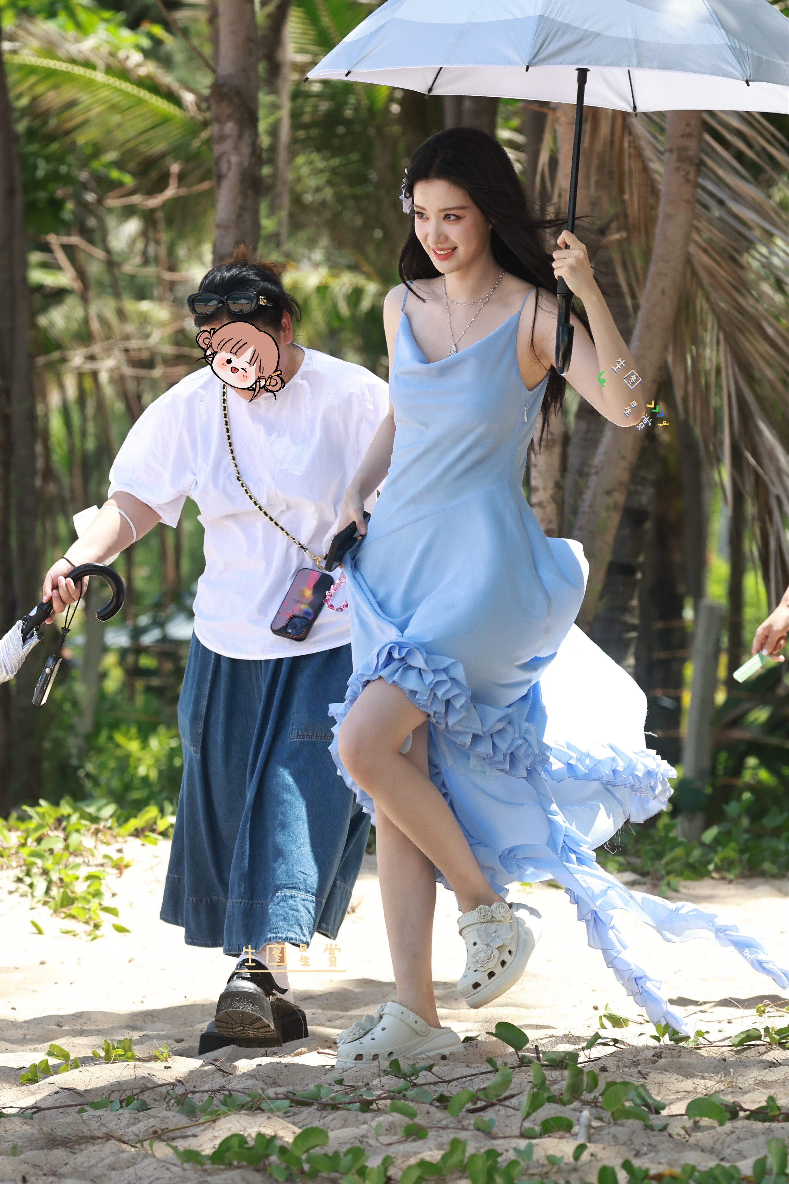 王楚然三亚海边路透，迎着海风肆意散发美的Chuan💙🌊🌴王楚然​