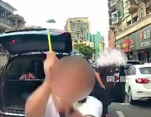 最新后续！奔驰车主砸车，弟弟发声曝光全过程，对方嫌赔偿金太少？东莞发生的一起奔