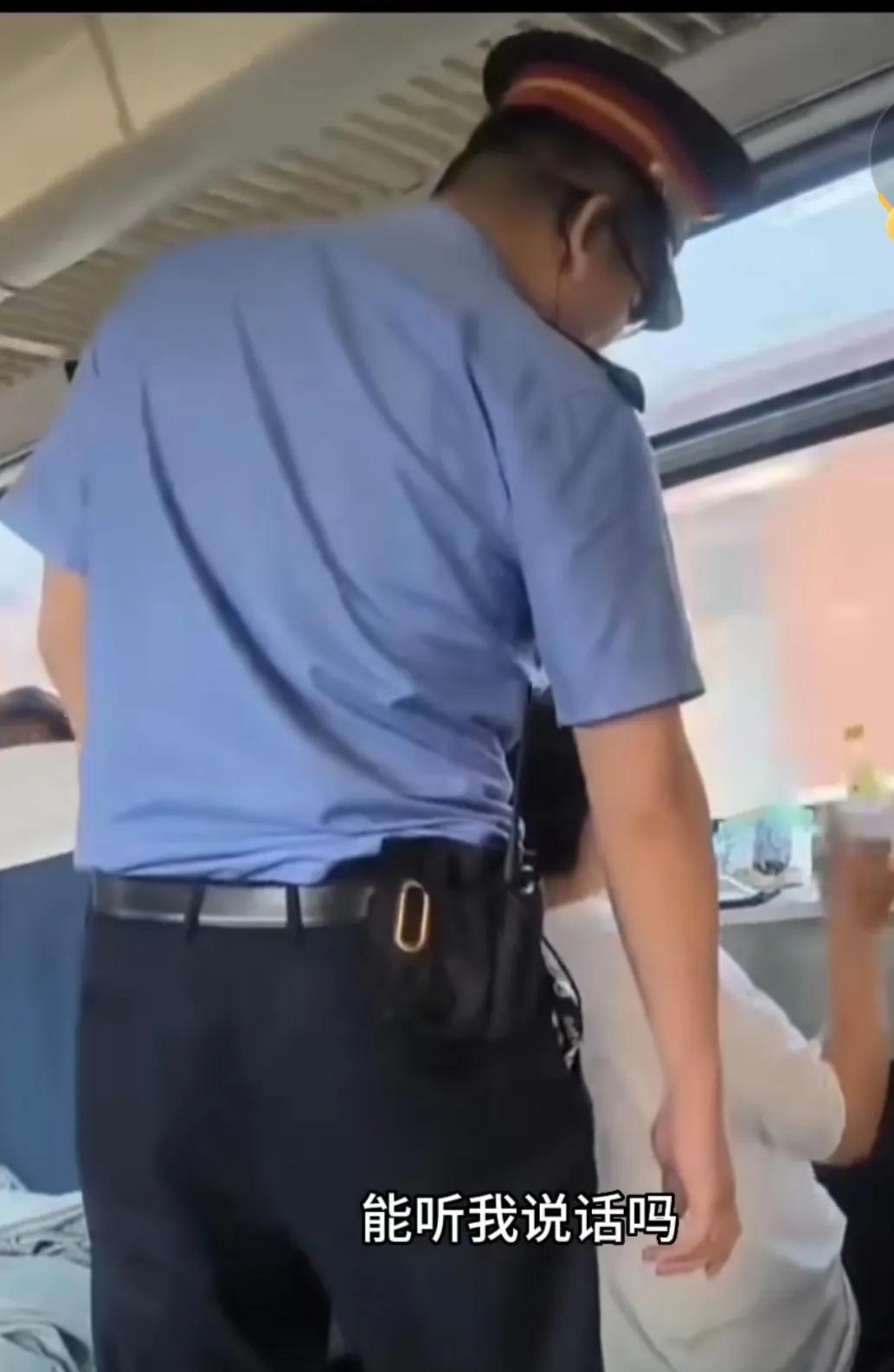 如果她精神不好你还真没办法，原则上她整死你不偿命！一个美女早晨5点在行驶的列车上