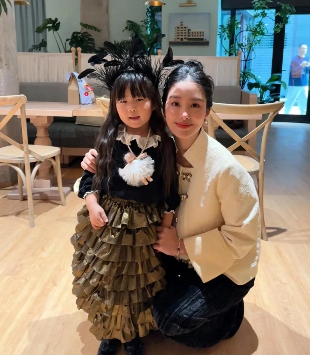 杨采钰上海咖啡店路透太绝了！33岁贵气感拉满，这颜值身材不红真可惜杨采钰在