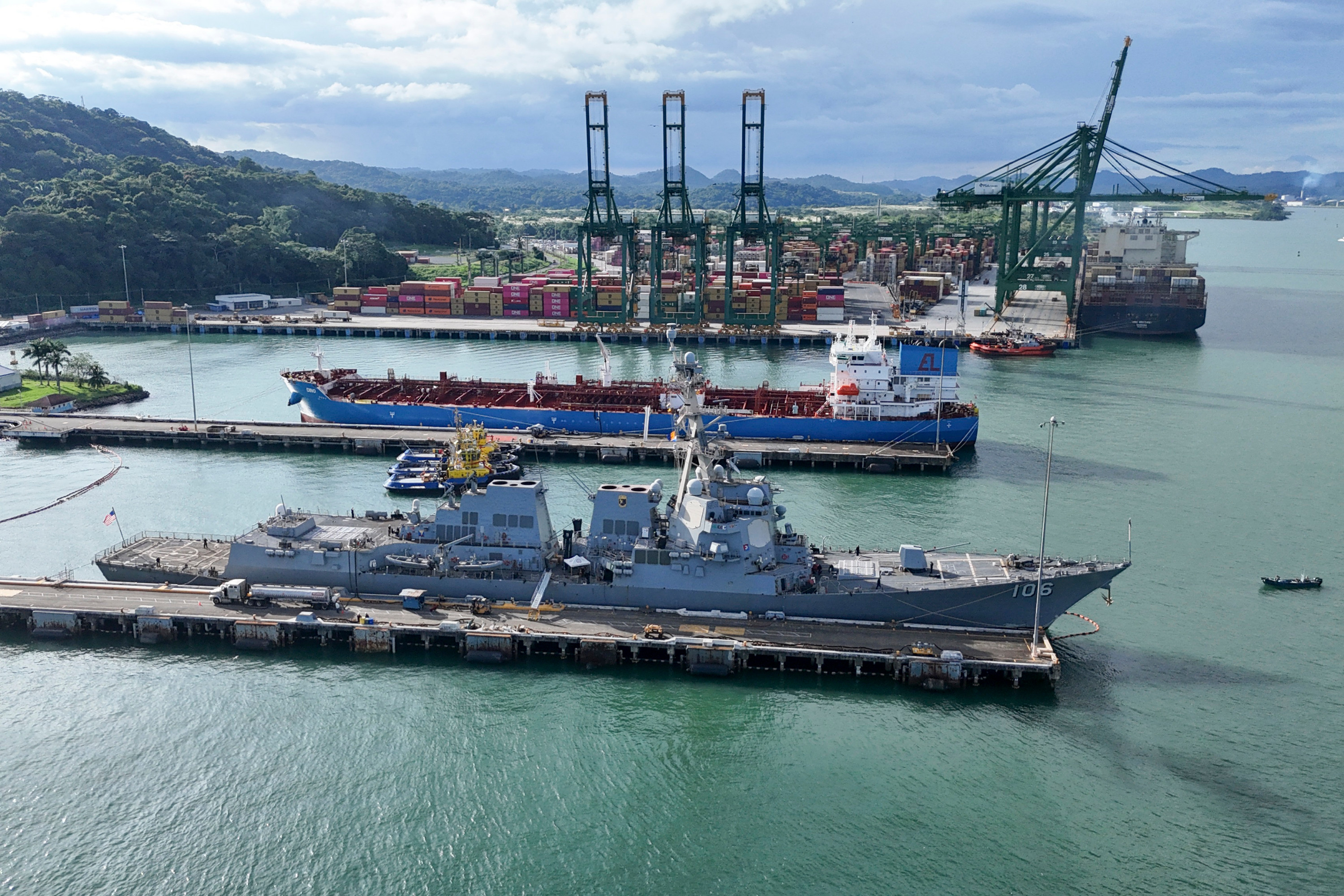 据西班牙《先锋报》网站11月21日报道，根据彭博社的船舶追踪数据，一艘受到制裁