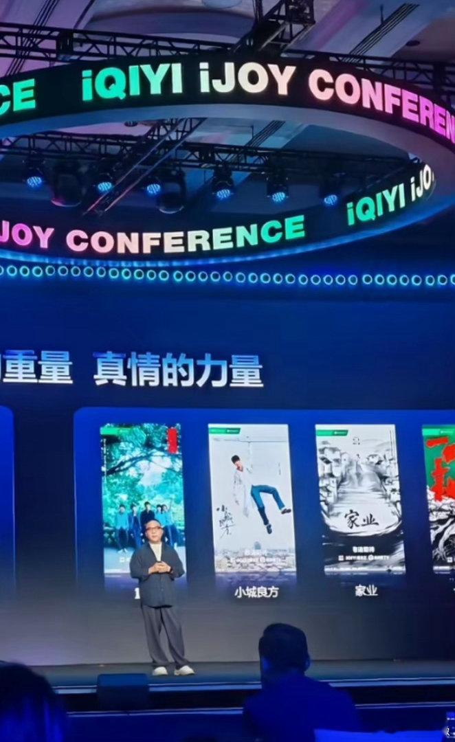 肖战本人胜过一切需要精心设计的海报，小亮亮往那一排排。关注度和讨论度全部就来了