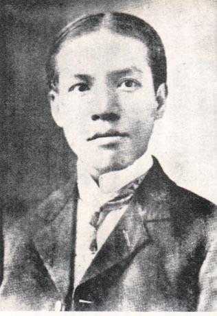 1915年8月，梁启超在天津家里写文章。袁世凯听到风声，先派人送来二十万银