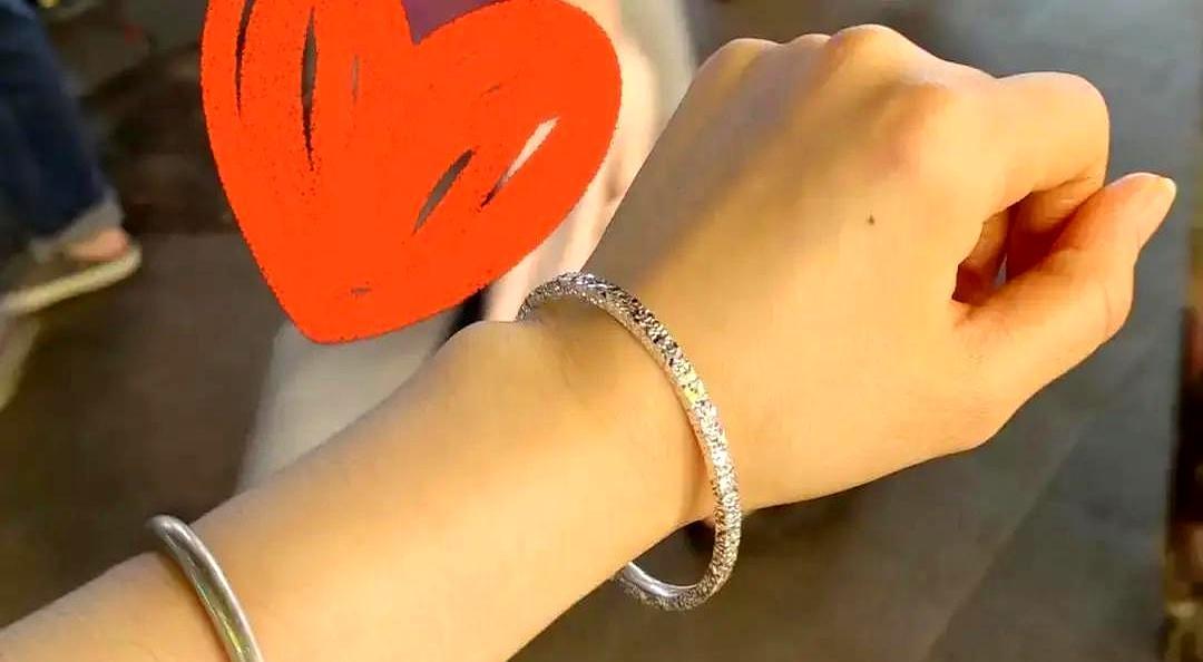 银价破97美元，商场银镯却卖不动昨天路过老凤祥，柜台阿姨拉着我叹气：古法实