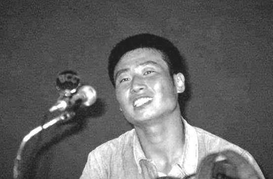 1983年，曾叛逃到台湾的飞行员王学成结婚了，在婚礼上，王学成笑得满脸灿烂，开心