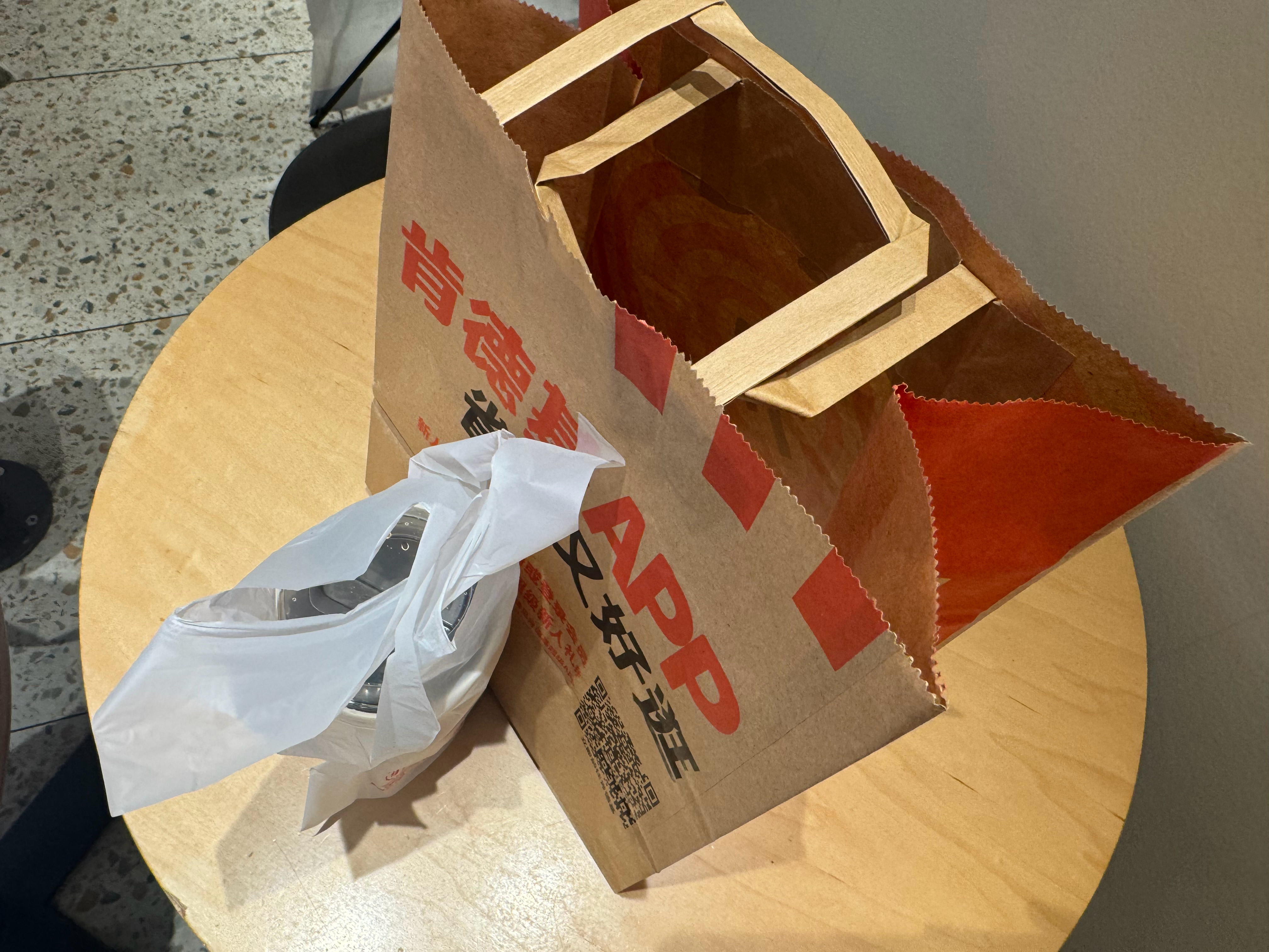 等的好苦送了一杯可乐行。