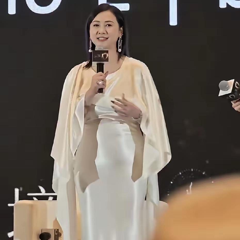 翁虹近照一出，不少人直呼认不出，曾经的女神如今身形圆润，不少网友感慨岁月不饶