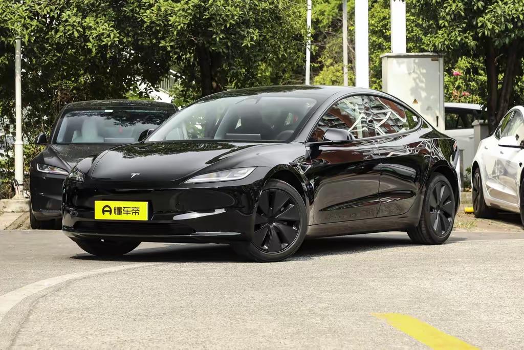 情况1：如果你看重这几样，特斯拉（Model3后驱版或长续航版）可能更香：酷炫