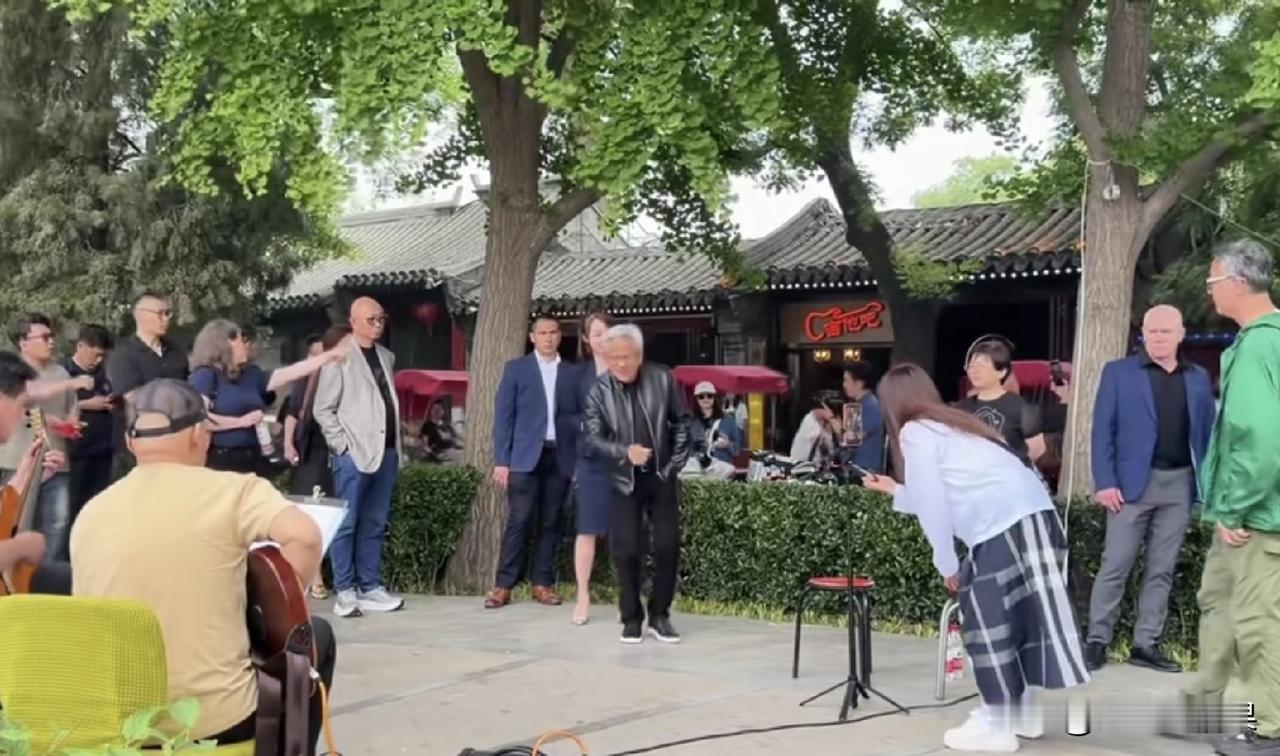 黄仁勋到街上听吉他，这是特意安排的还是随意之举呢？看着人不多，感觉是特意安排的