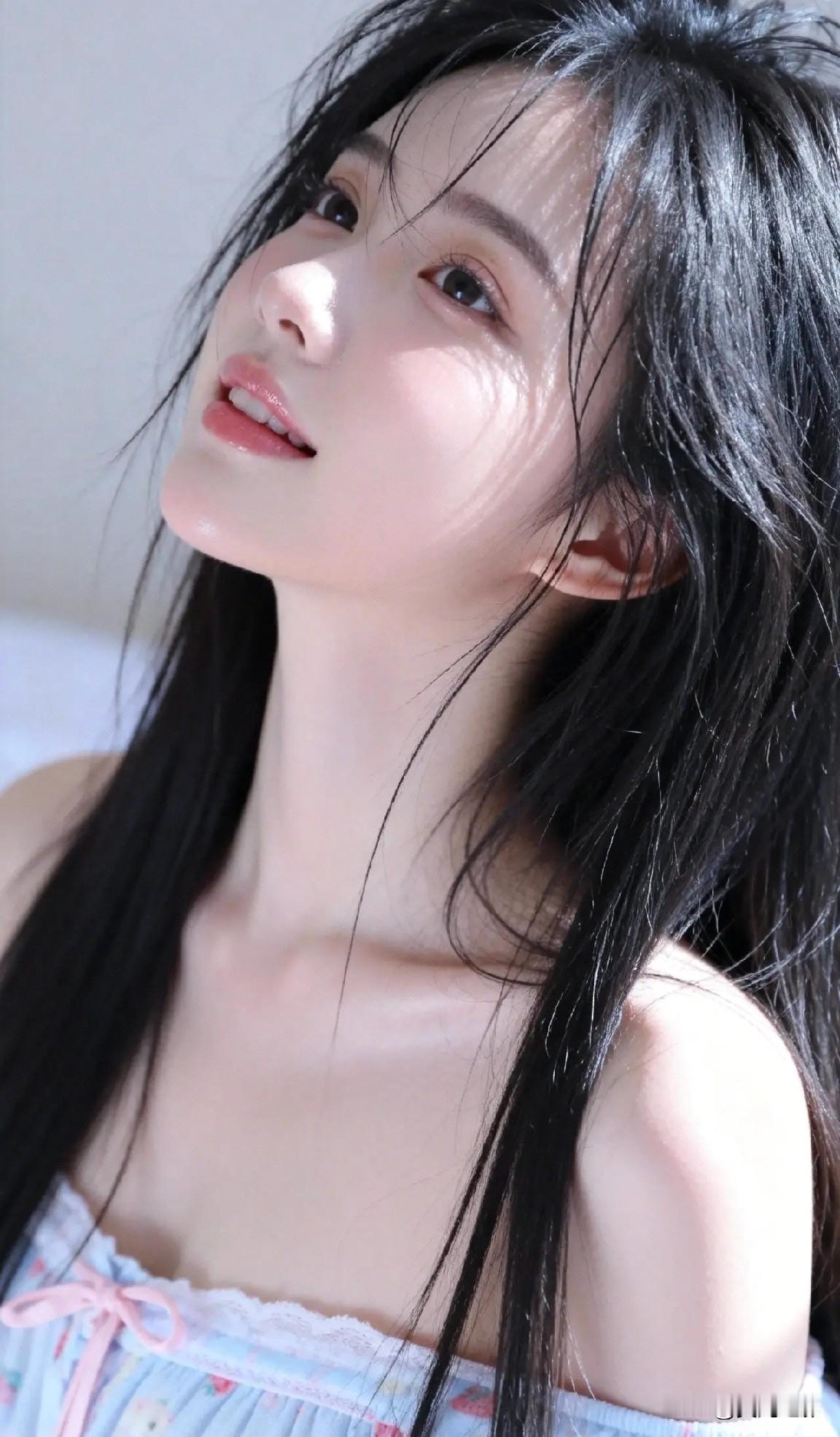 光之影阳光下的少女，黑发飘逸，甜美动人。秋日少女照阳光白裙少女