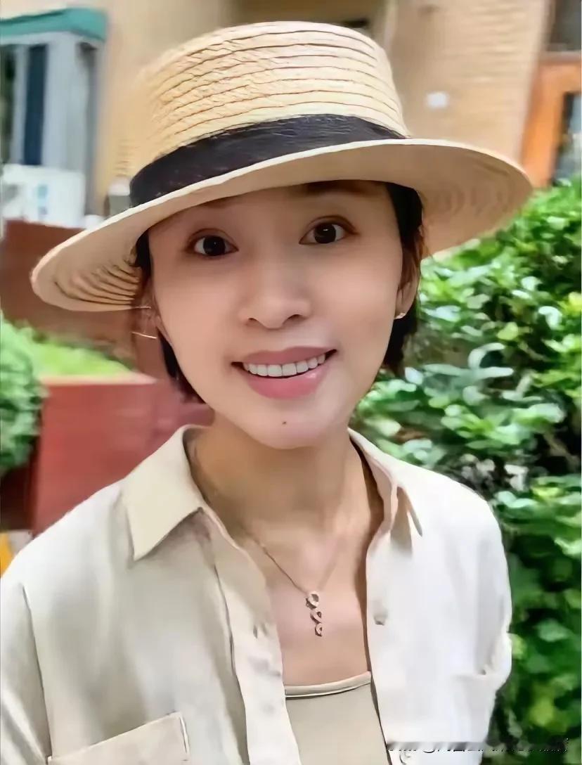 她是中国知名央视主持人，被称为“最年轻的国民面孔”，以专业素养和温暖形象赢得观众