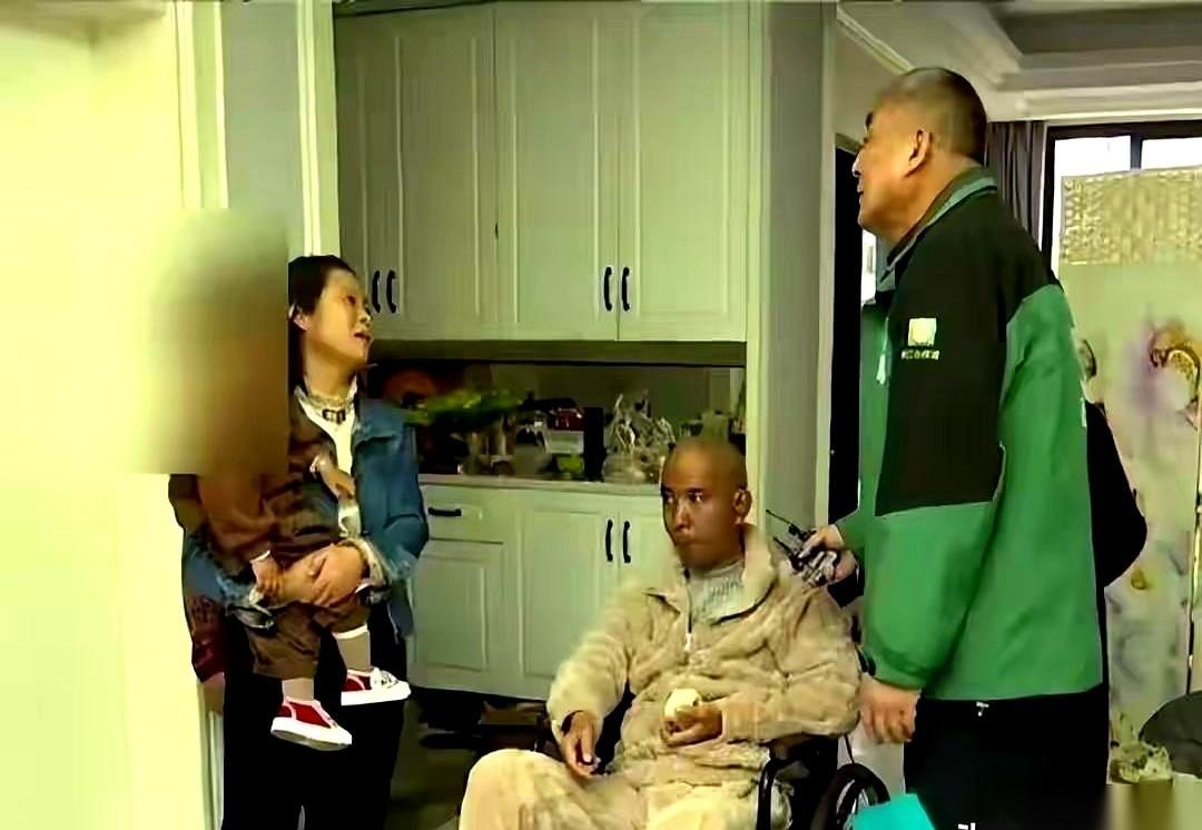 浙江绍兴，董女士抱着刚出生的儿子，不知道隔壁房间里，一场关于580万拆迁款的“分