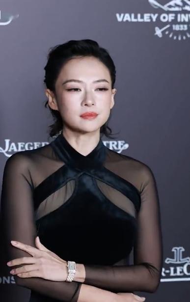 章子怡脸瓜子脸变成了鸭蛋脸，章子怡他妈估计都认不出来了。这到底是吃胖了，还是