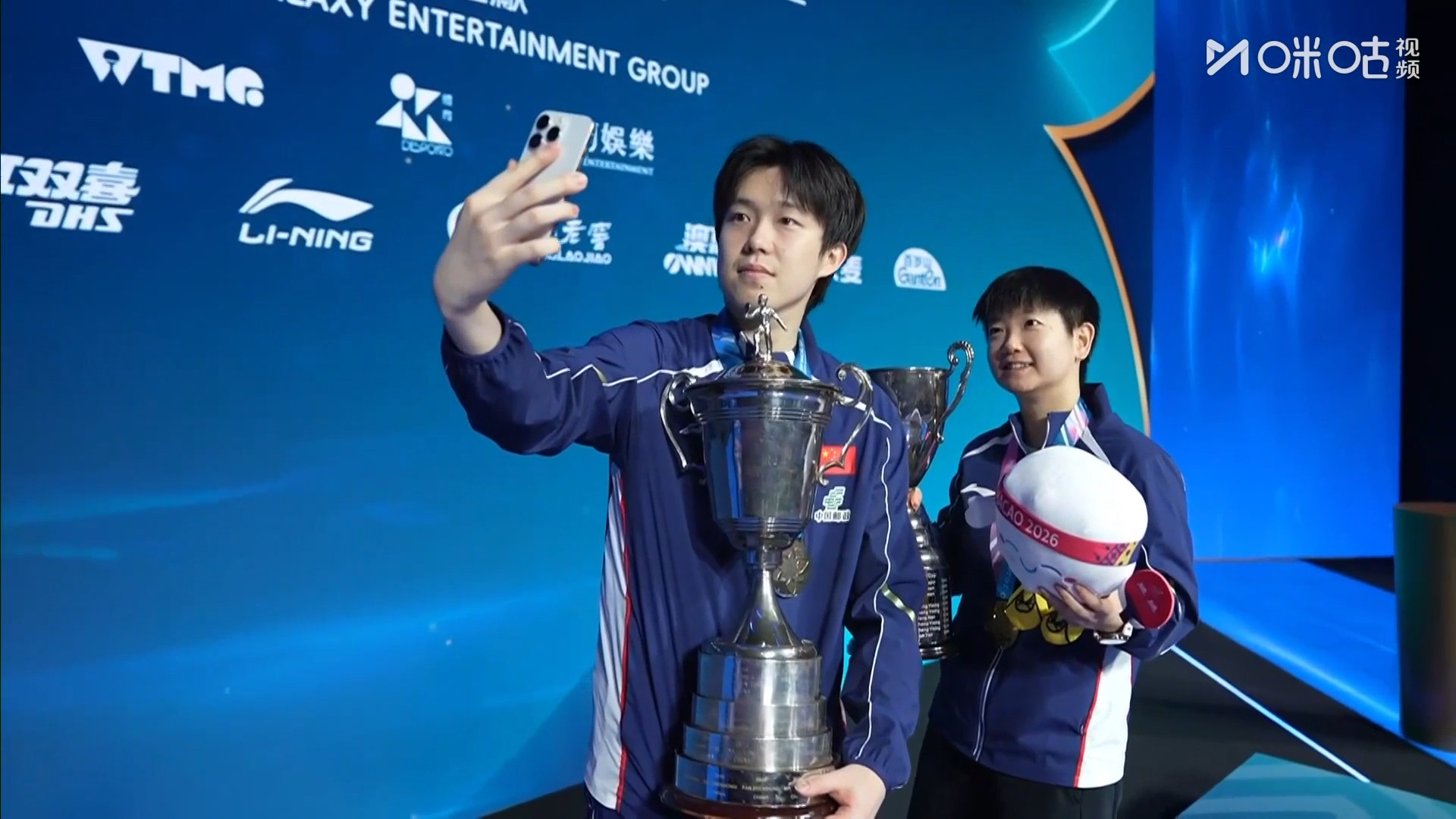 #王楚钦孙颖莎世界杯冠军自拍##王楚钦孙颖莎捧杯自拍#🏅️🏅️恭喜分别夺得2