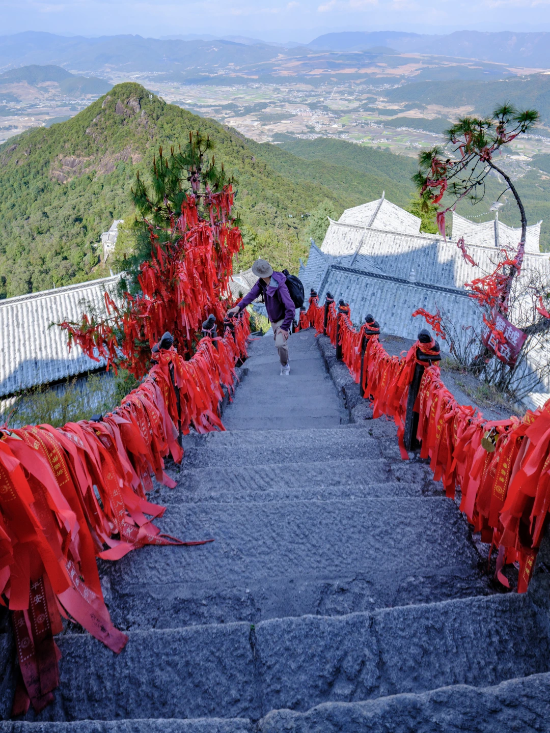 去腾冲别只知道和顺，这座悬崖上的道观绝了