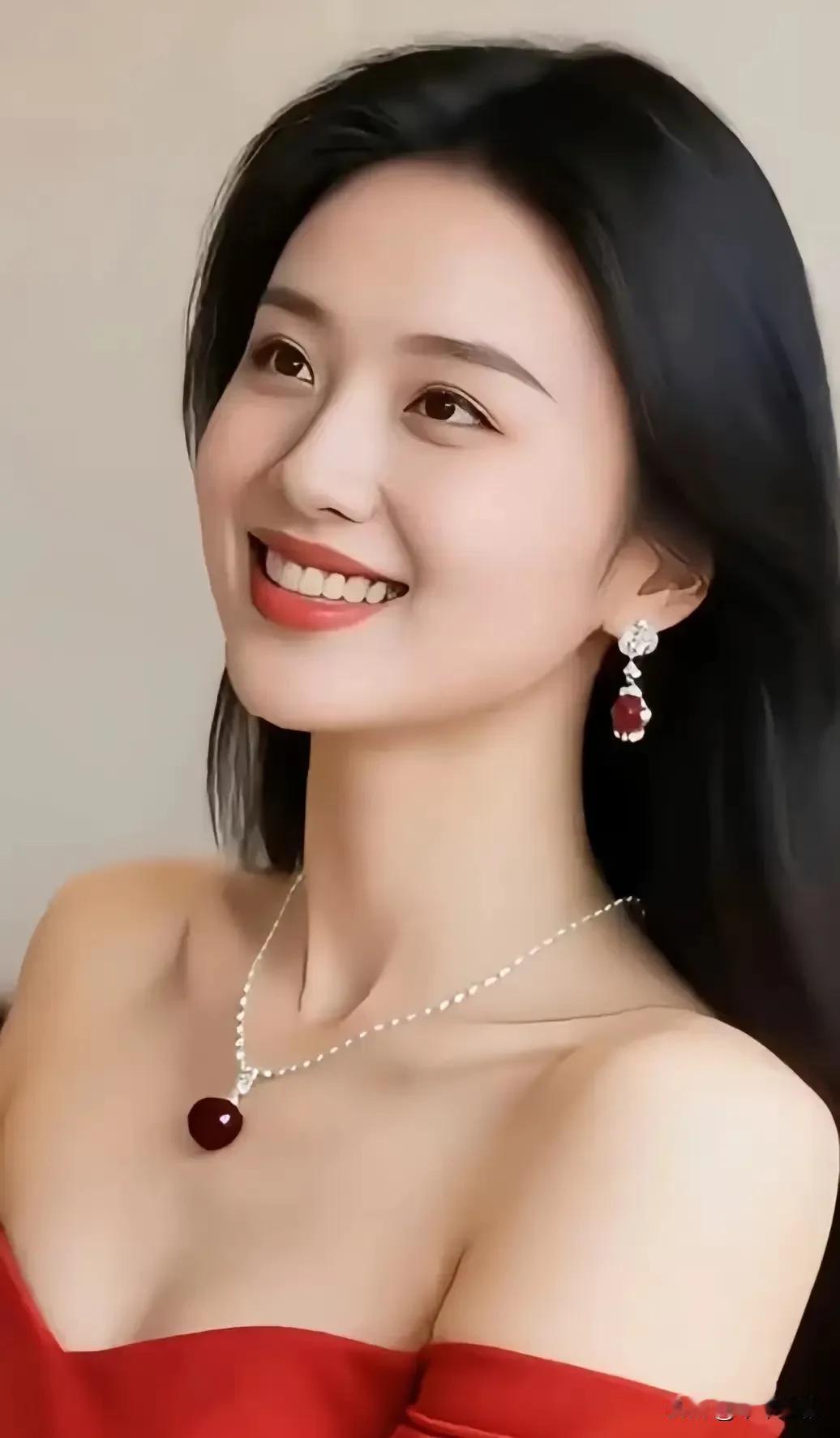 红裙映笑靥，红宝缀颈间，明艳藏尽温柔甜红裙穿搭指南复古红裙风