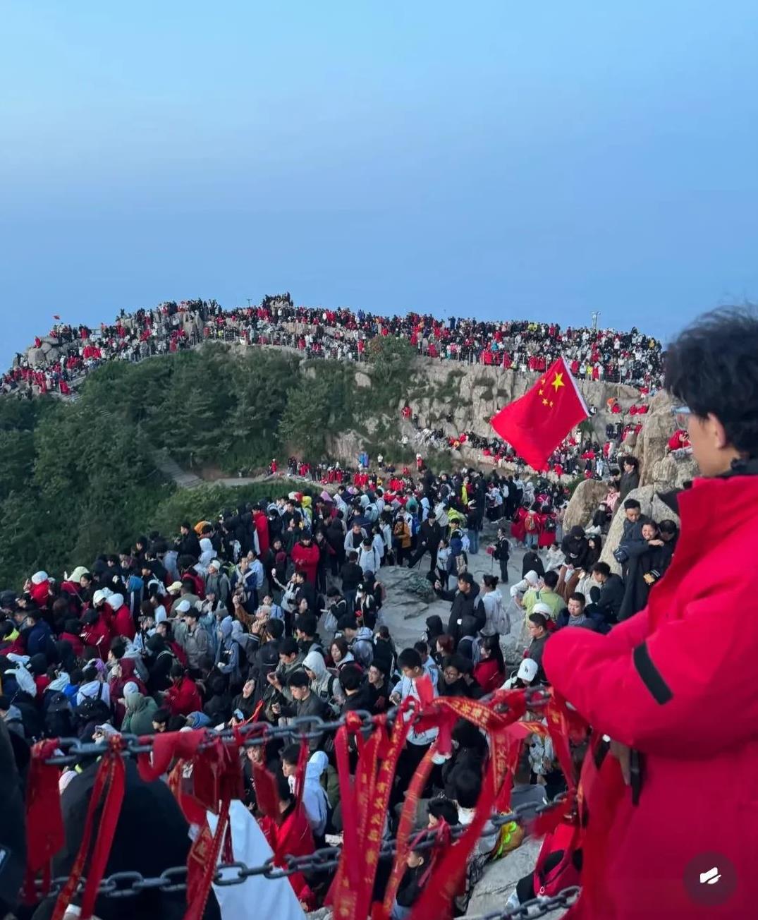万万没想到啊，人多得离谱！山路上、观景台，密密麻麻全是人，缆车都排不上。想