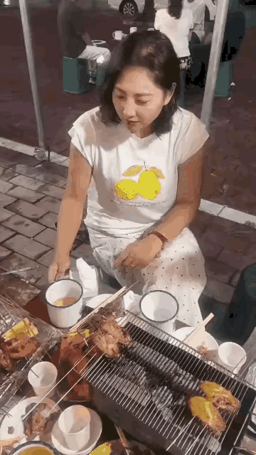 几个朋友在一起吃烧烤，都知道坐在中间的女士有酒量，邻座朋友都给她的酒缸里倒啤酒，