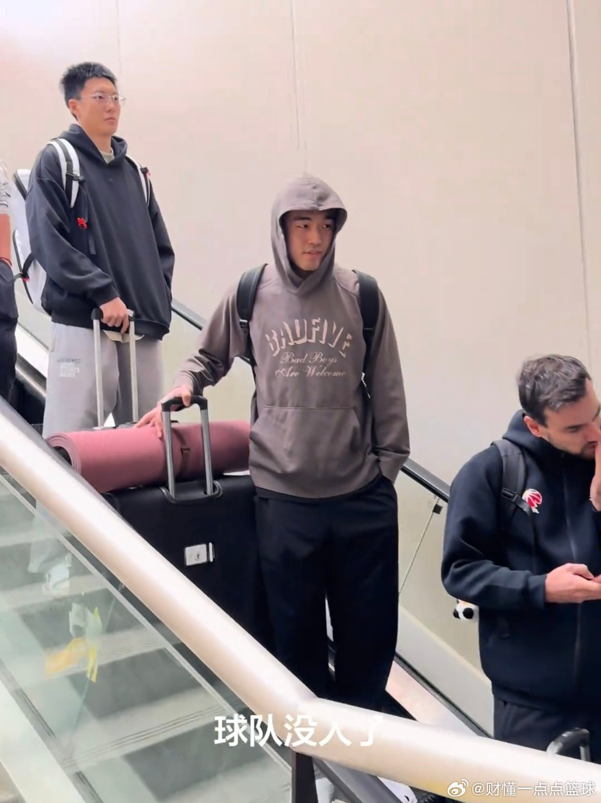 炸锅！崔永熙调侃买外教上场，广东伤病潮逼出绝境一战！广东宏远客场出征青岛，崔永熙