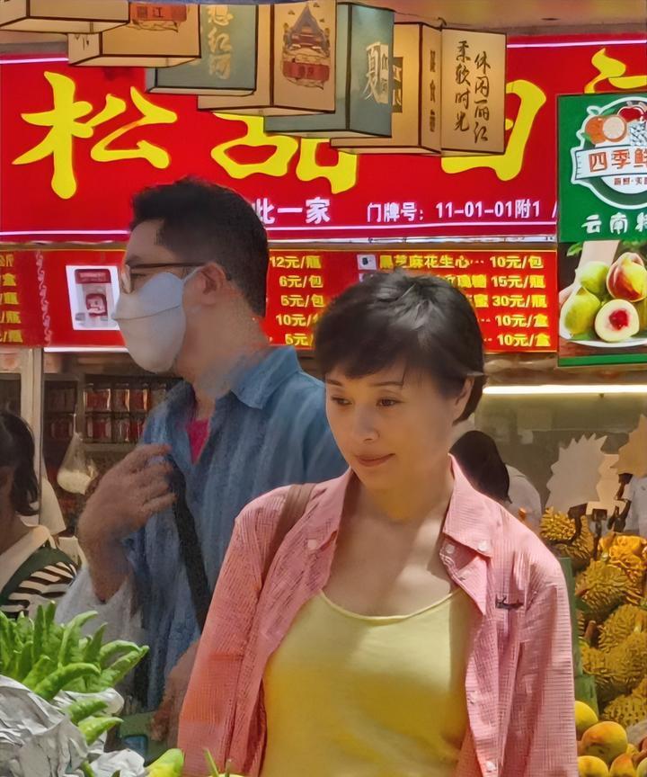 53岁现身菜场的吴越，给娱乐圈所有的明星敲响了警钟，甭管你口袋里钱再多，也甭