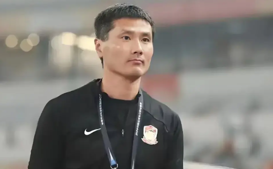 明智！大家发现没有，邵佳一入主青岛西海岸后，新签球员基本只签老将和小将（租借和外