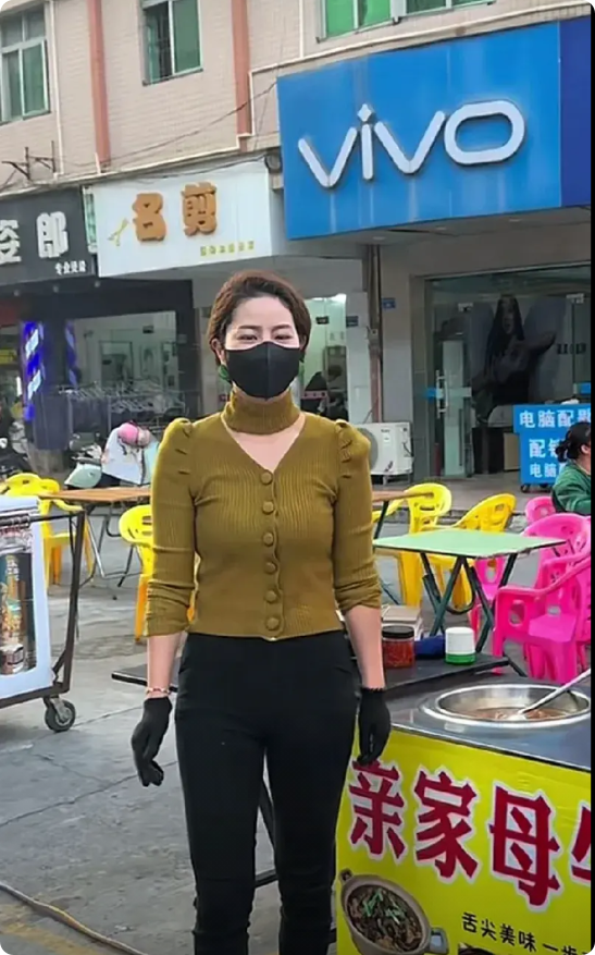 撞到南墙被顶回来了，开店赔了那么多，把店退了，还在这个地方炒粉，重新拾起口罩，炒