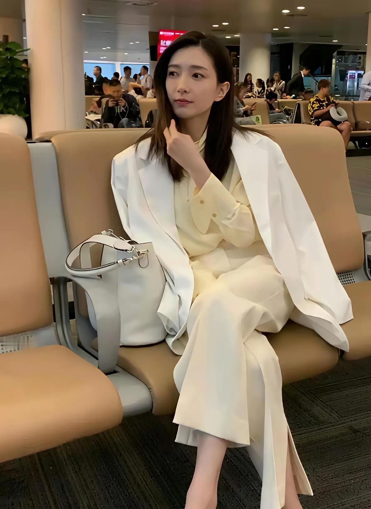 江疏影喜欢穿拖鞋，脚指甲好漂亮