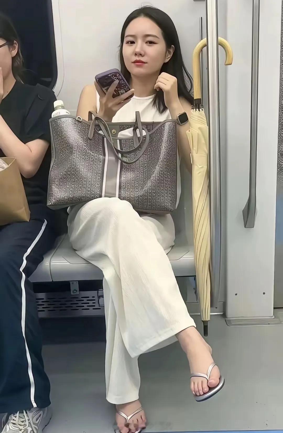 地铁：偶遇美女，做如下推断？1，当天应该在下雨。🌧️2，包是低端/高仿。3，手