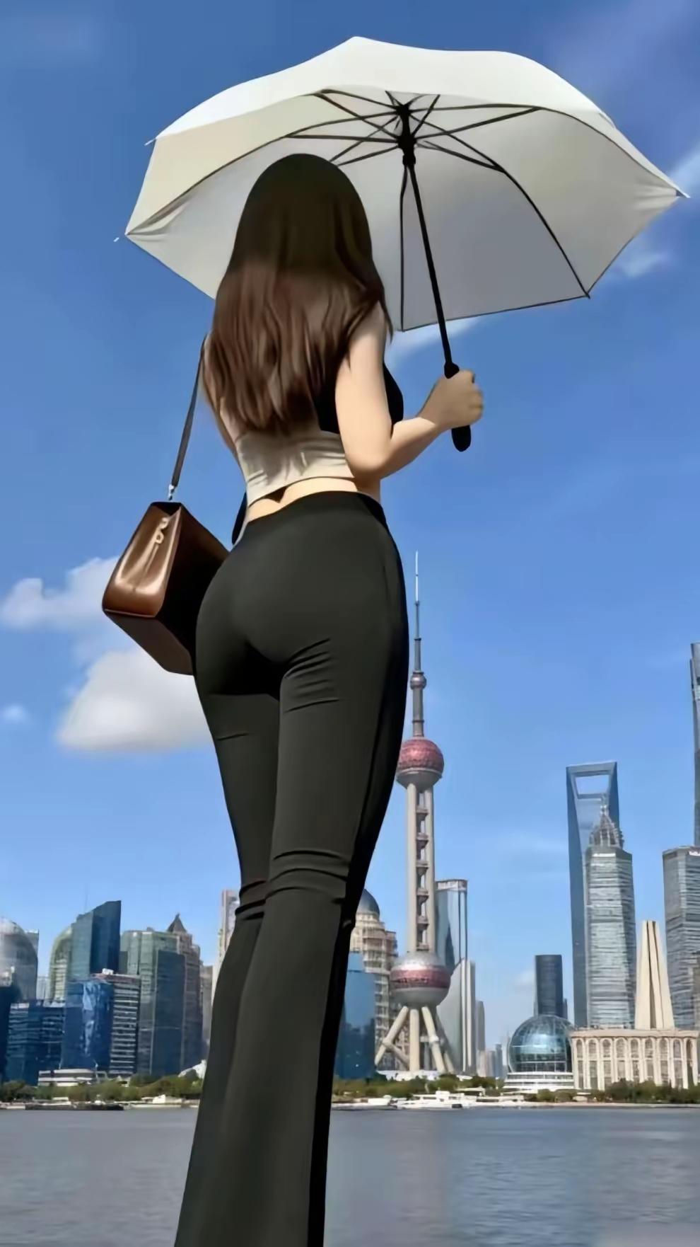 外滩随拍｜都市丽人，名不虚传✨都市丽人，名副其实。立于黄浦江边，身后是陆家嘴