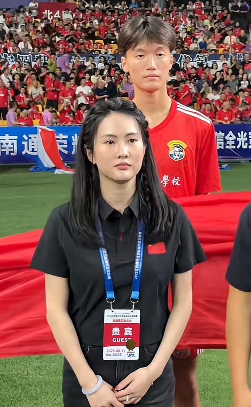陈若琳的颜值应该是是体育界的天花板级别的吧。