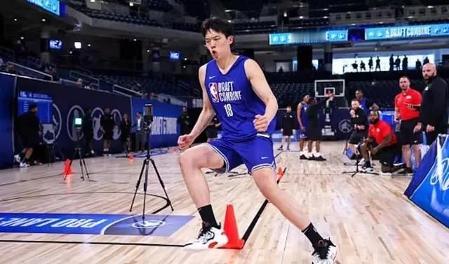 中国篮球圈炸锅了！NBA选秀专家RafaelBarlow最新爆料：青岛新星杨瀚