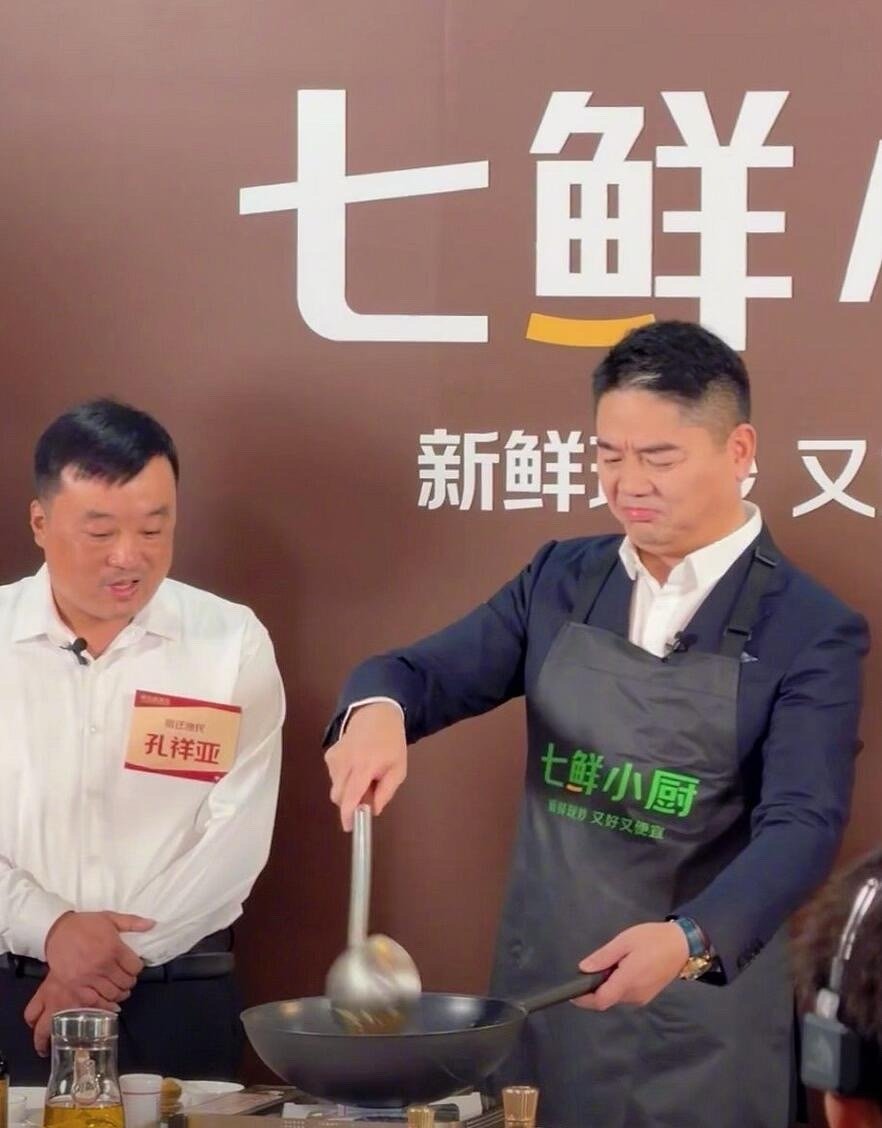 刘强东炒菜被臭得表情都变了
